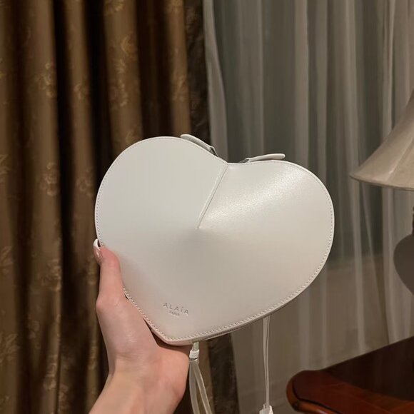 ALAIA light pink heart-shaped women's fashionable shoulder bag - Picture 3 of 8